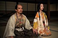 秀吉（左、池松壮亮）と寧々（浜辺美波）