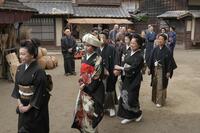 嫁入りする梅（松本穂香）はどこか物憂げな表情