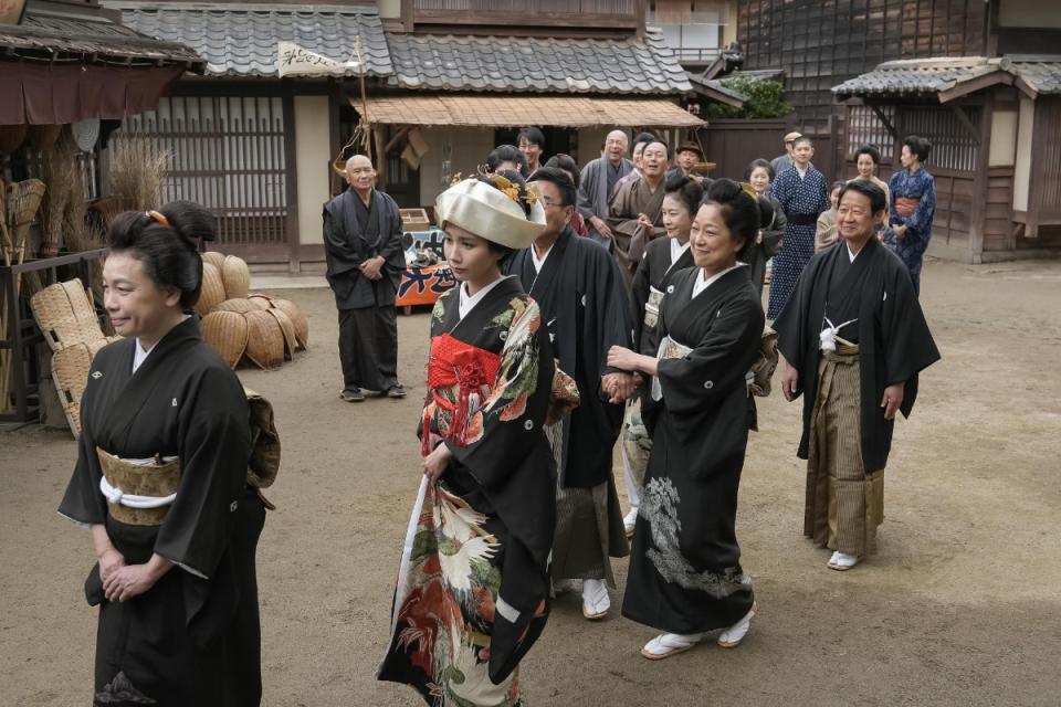 嫁入りする梅（松本穂香）はどこか物憂げな表情
