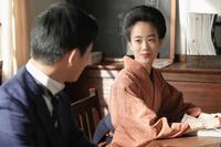 新任の教師・島村と話す珠（石橋静河）