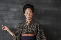 生徒たちにいきいきと授業をする珠（石橋静河）