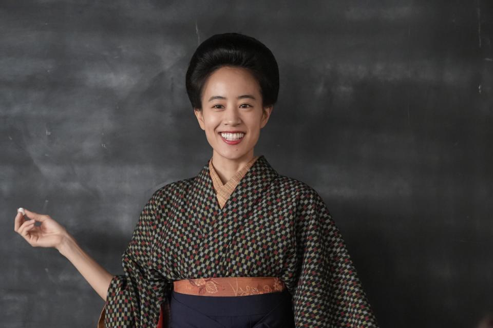生徒たちにいきいきと授業をする珠（石橋静河）