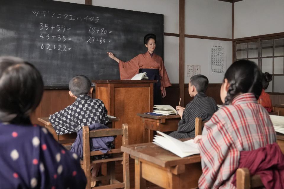 低学力の学級にしっかり向き合い、授業をする珠（石橋静河）
