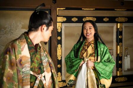 家康（松下洸平）の前で明るくふるまうあさひ（倉沢杏菜）