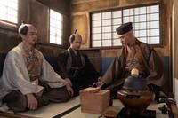 茶を嗜む秀吉（左、池松壮亮）と秀長（仲野太賀）
