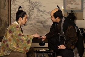 家康（松下洸平）に酒をつぐ秀長（仲野太賀）