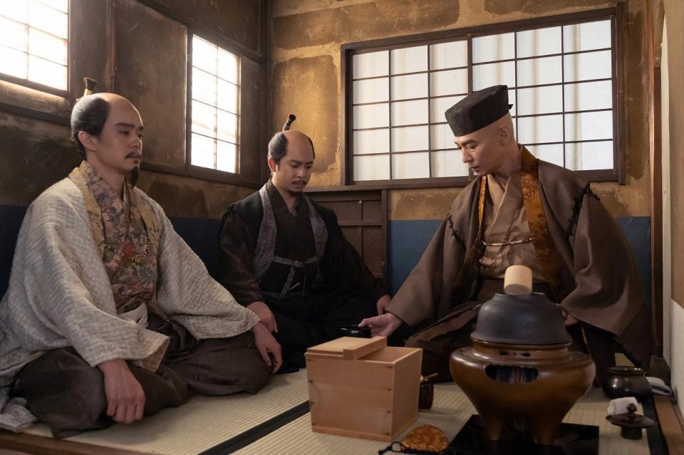 茶を嗜む秀吉（左、池松壮亮）と秀長（仲野太賀）