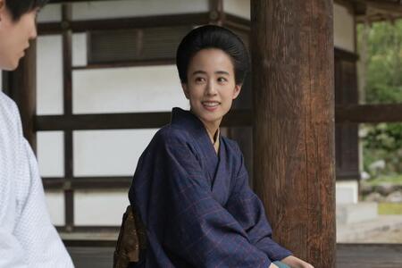 保（金子大地）とのおしゃべりを楽しむ珠（石橋静河）