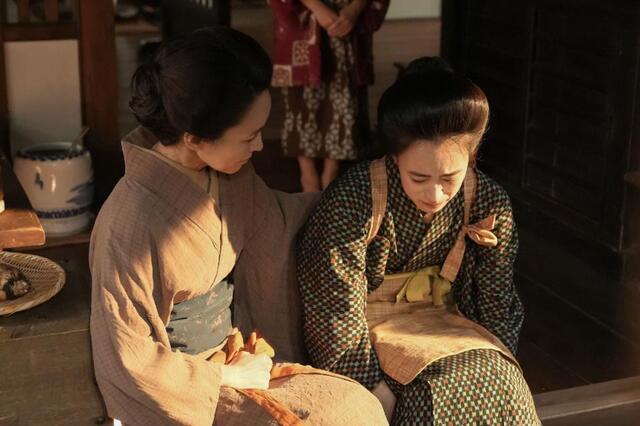 悪い噂のせいで仕事を失った珠（石橋静河・右）と、そっと寄り添うリョウ（国仲涼子）