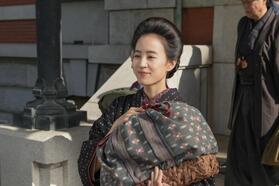 東京にやってきた珠（石橋静河）は、珠のことなど気にしない都会にひと安心！