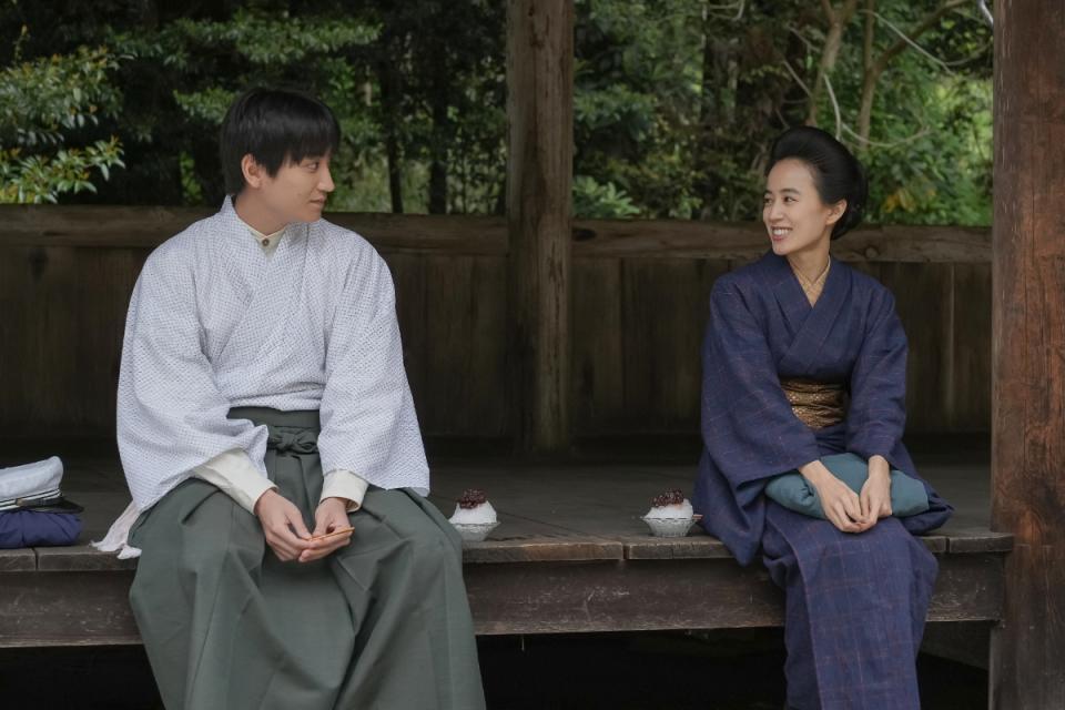 元旦那の弟・保（金子大地）と楽しくおしゃべりする珠（石橋静河）