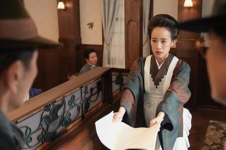 珠（石橋静河）は文芸雑誌の敏腕編集長・黒崎に自作の短編小説を手渡す