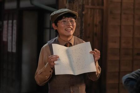 珠と談笑する作家志望の青年・左良太（北野秀気）