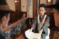 珠（石橋静河）は文芸雑誌の敏腕編集長・黒崎に自作の短編小説を手渡す