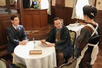 珠の働きだした「悠樂軒」のお客には一流文芸雑誌の敏腕編集長・黒崎（遠藤憲一・右）と副編集長・山中（井浦新）が