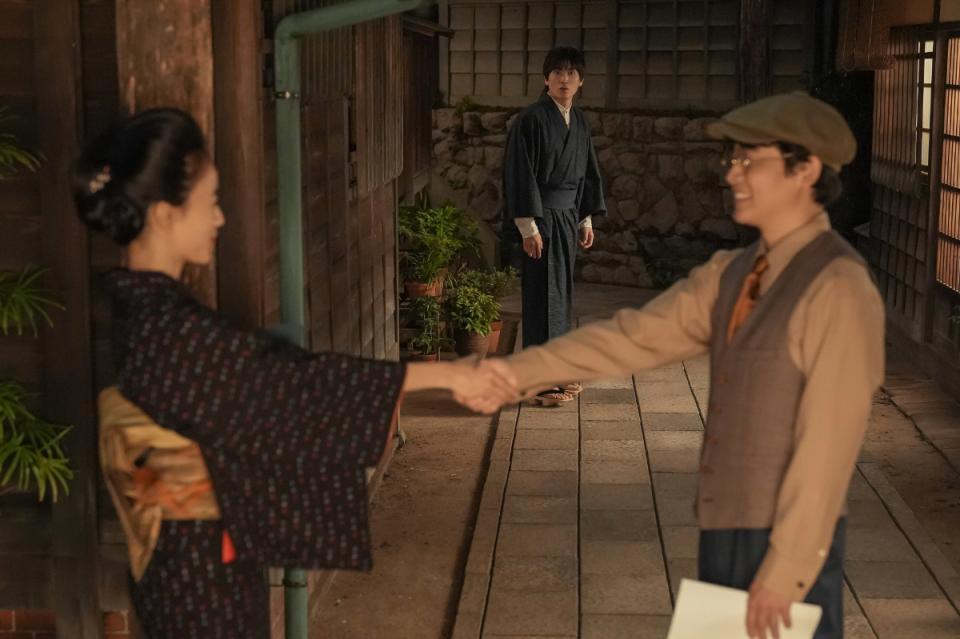 保（金子大地・中央）は、珠（石橋静河）が左（北野秀気）と仲良くしているのを見てしまう