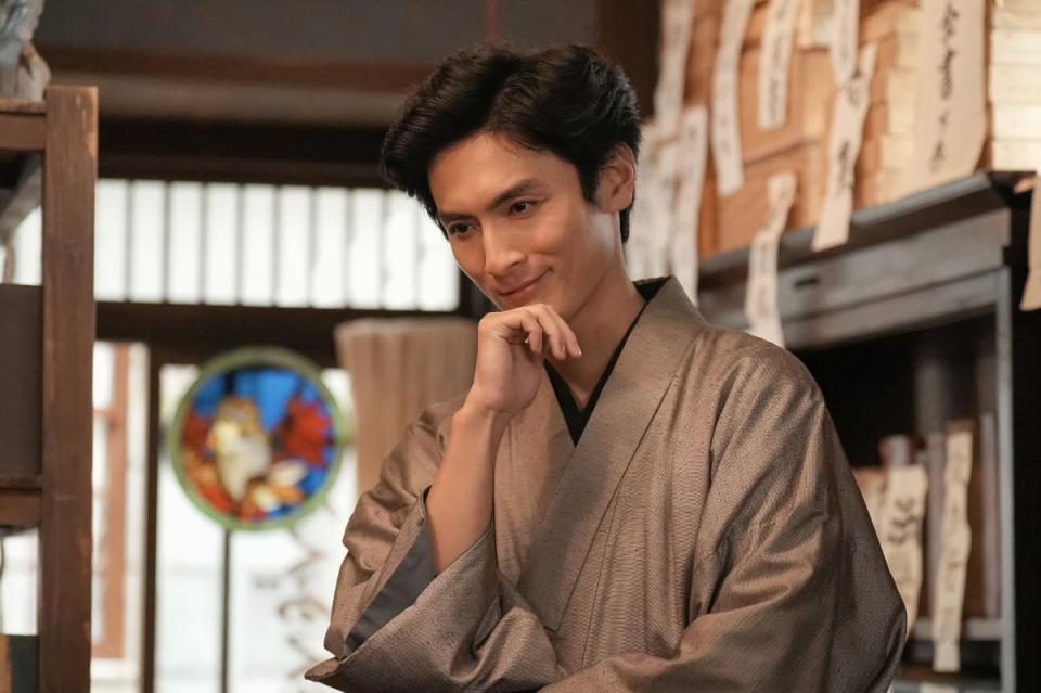 下宿先の近所の書店で珠が出会った、若手一番の作家・秋山格之介（高良健吾）