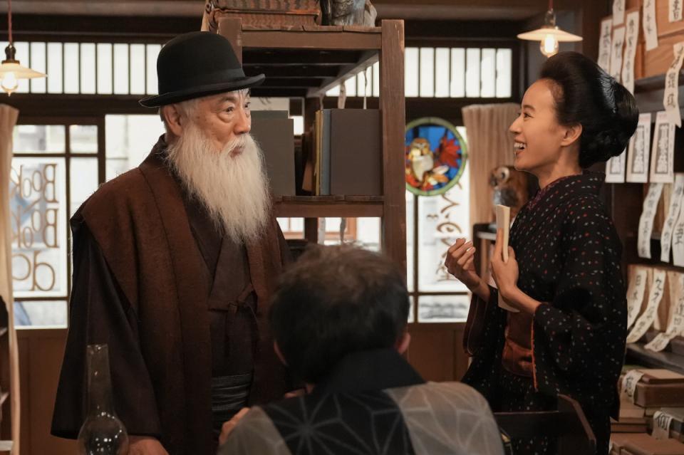 下宿先の近所の書店には、珠（石橋静河）が愛読する「イワンの馬鹿」を翻訳した作家・小山牛丸（イッセー尾形）も
