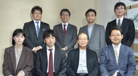 ＮＰＯ法人「どうぶつ弁護団」の細川敦史弁護士（前列左から２番目）らメンバー