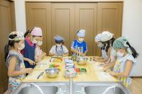 　子どもの料理教室で一生懸命に料理を作る子どもたち
