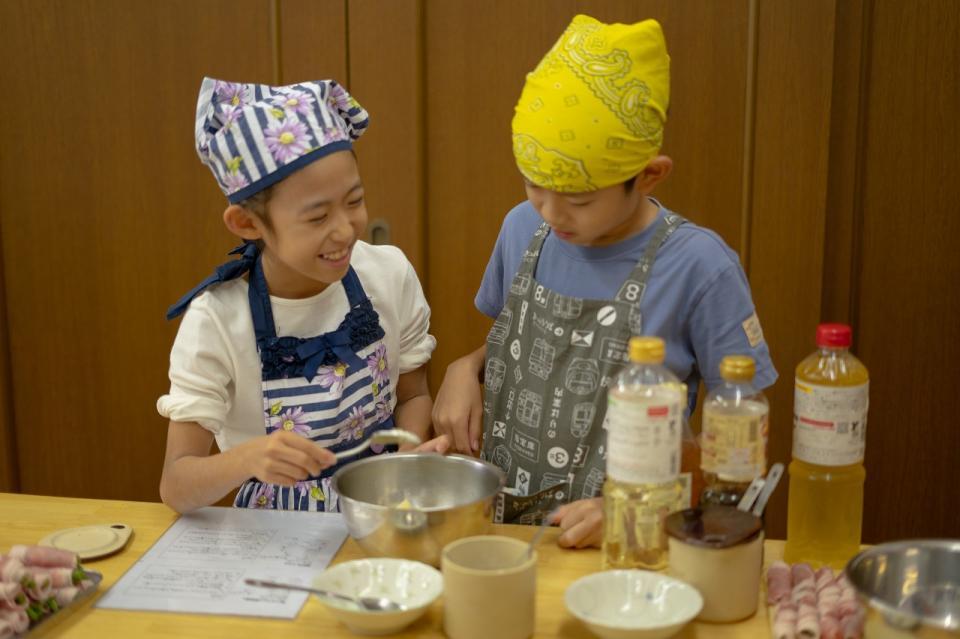 　料理教室で料理に挑戦する子どもたち