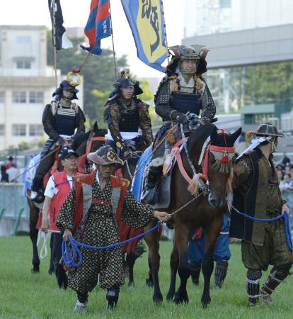 　相馬野馬追の甲冑姿で登場した（手前から）横山典、蛯名、田辺の３騎手