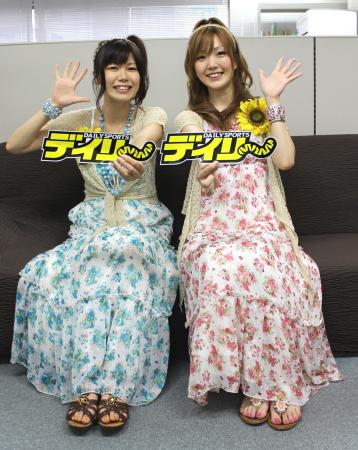 　「Ｇ３・楽天インフォシークカップ」をＰＲする、あまゆーずのあーやん（左）とゆーみん＝大阪市のデイリースポーツ