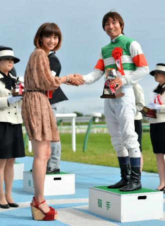 プレゼンターを務めた安田美沙子（左）と笑顔で握手を交わす大野拓弥＝函館競馬場（撮影・田村亮介）