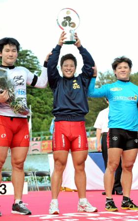 優勝カップを掲げる佐藤友和（中央）と２着の長塚智広（左）、３着の村上博幸