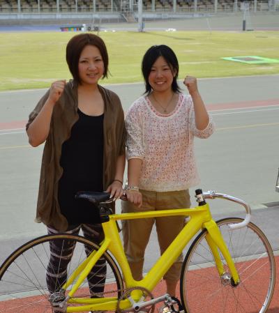 　普段はオシャレな女の子だが、自転車に乗れば男子顔負けの走りを見せる（左から）戸田みよ子、三輪梓乃