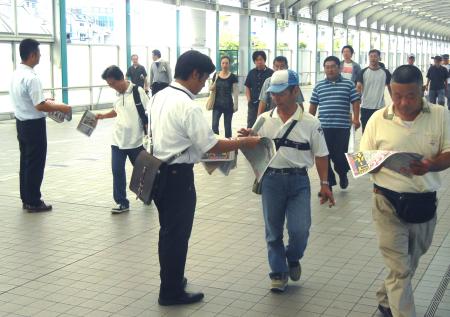 　デイリースポーツ「うま屋」のＰＲ号外を受け取る競馬ファン＝阪神競馬場