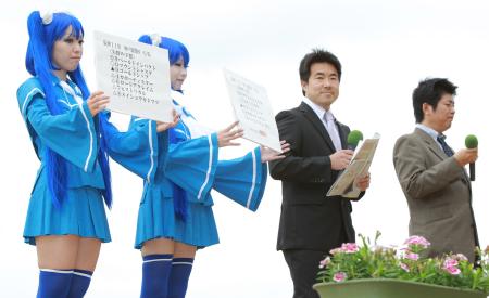 　神戸新聞杯の予想を披露する左から「いま萌え娘」、矢野、吉田記者（撮影・神子素慎一）