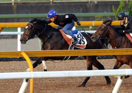 　岩田を背に栗東ＣＷを駆け抜けたローマンレジェンド（左）（撮影・片岡寛尚）