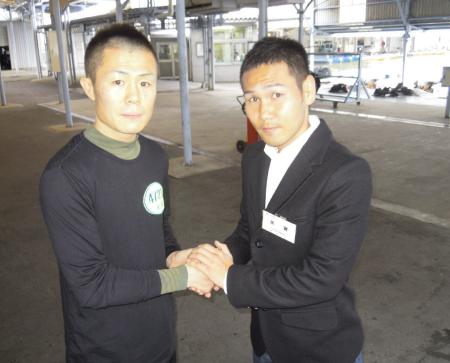 　デビューを果たした金光佑治（左）の激励に訪れたプロボクサーの高山勝成