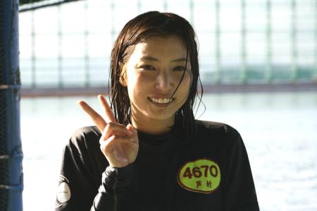 　１６１走目で待望の１着。水神祭でびしょ濡れの後、Ｖサインの芦村幸香