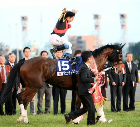 ジェンティルドンナからバンザイしながら飛び降りる岩田＝東京競馬場