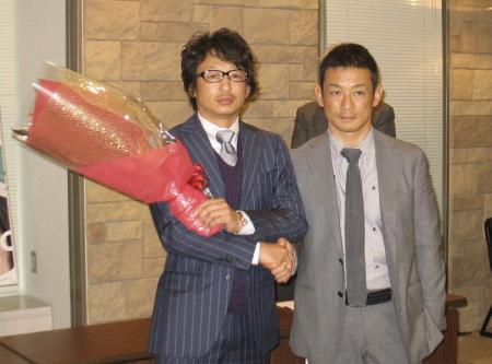 　正式に引退を表明した山口幸二（左）と弟の山口富生