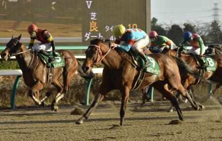 　豪快に大外一気を決めたシルクフォーチュン（撮影・田村亮介）