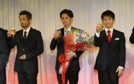 　静かに乾杯する賞金トップの井口佳典、左は太田和美、右は瓜生正義