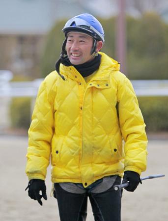 　間もなくステッキを置く飯田はメイショウウズシオでＶを狙う（撮影・石湯恒介）