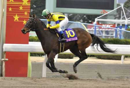 　メーデイアが２着に５馬身差をつけて圧勝