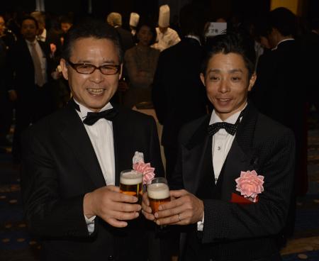 　乾杯する石坂師（左）と岩田