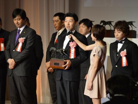 　最優秀４歳以上牡馬を受賞し、オルフェーブルの凱旋門賞再挑戦を今年の目標として語る吉田俊介氏（中）と池江師（左）池添（右）＝ザ・プリンス　パークタワー東京（撮影・田村亮介）