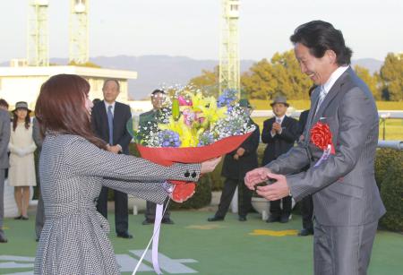 　長女・早哉香さん（左）から花束を受け取る安藤勝