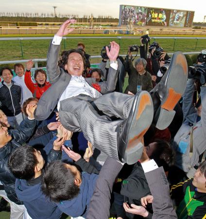 　騎手仲間から胴上げされる安藤勝（撮影・石湯恒介）