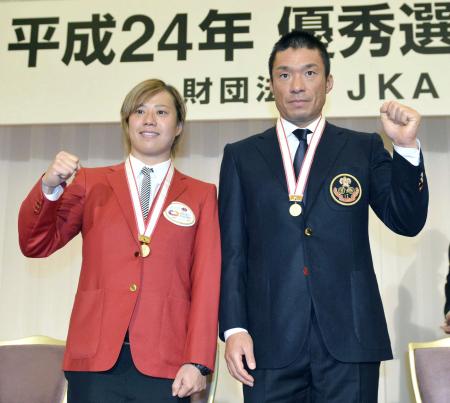 　最優秀選手賞の武田豊樹（右）と特別賞受賞の加瀬加奈子