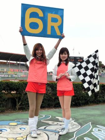 奈良競輪に登場したラウンドガール＆フラッグガールの宗村祥子さん（左）と徳田友美さん
