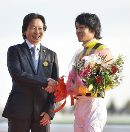 　安藤勝己氏から祝福される浜中（撮影・田村亮介）