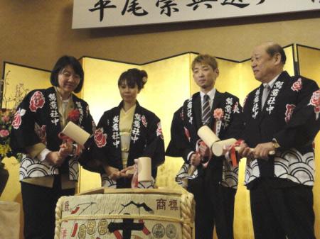 　（右から）皆川会長、平尾崇典・かおる夫妻と伊東市長