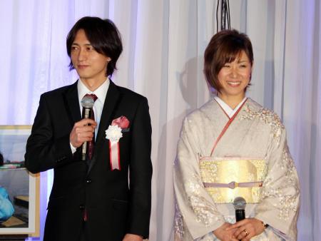 　賞金王決定戦祝勝会の壇上に夫婦で並ぶ山崎智也と奏恵夫人（右）